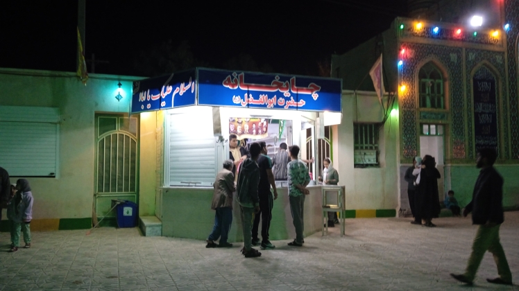 فعالیت چایخانه حضرت ابوالفضل (ع) در شب های سرد زمستان